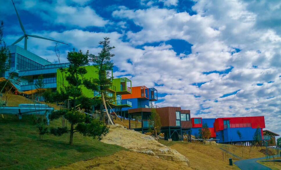 称多双拼色集装箱民宿
